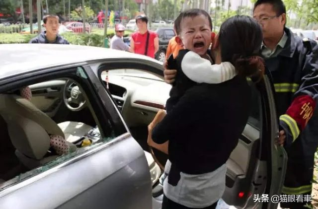 山东菏泽1岁娃被锁车内,民警要砸窗救人,孩子妈妈坚持“再等等”,她想等啥?