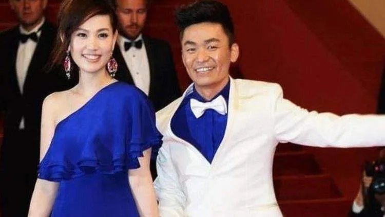 王宝强妈妈逝世,马蓉应该做出回应吗?