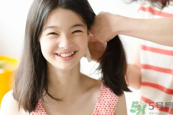 先用护发素还是先用洗发水?洗发水护发素的使用顺序?