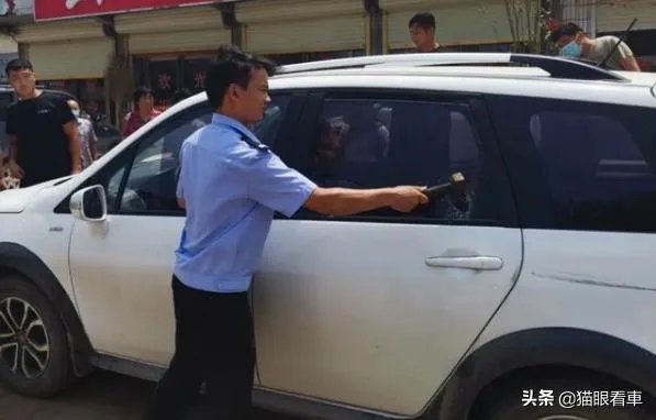 山东菏泽1岁娃被锁车内,民警要砸窗救人,孩子妈妈坚持“再等等”,她想等啥?