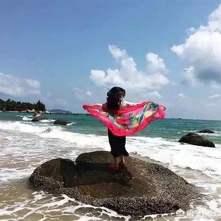 阿姨们照相带7条丝巾挪10次地方,丝巾墨镜成妈妈拍照必备,你的妈妈爱拍丝巾照吗?