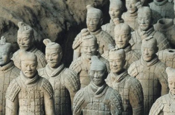 刚出土的兵马俑是什么样的,真的是栩栩如生吗?