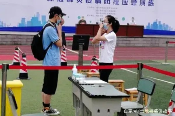 河北一小学13名学生感染,仅吃饭时摘口罩,为何还是防不住?