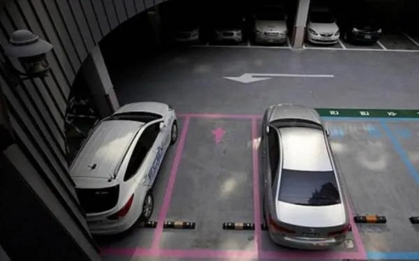 建地下车库供家长接送孩子，学校此举的目的是什么？
