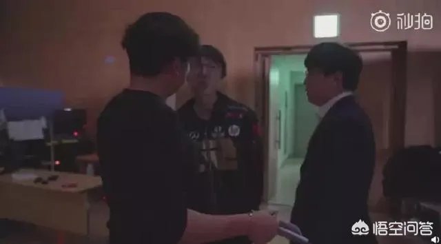 RNG两连败后“开会”场面压抑,却备受网友好评,你怎么看?