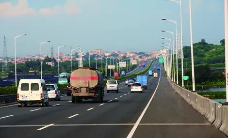 男子开"病车"上路跑掉车轮,警察帮助其继续返乡是怎么回事?