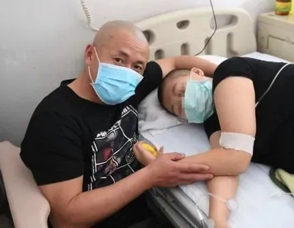 父亲剃光头陪伴患白血病的女儿:共抗病魔(图)