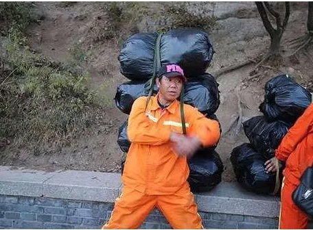 八达岭清洁工一天背多少吨垃圾下山?
