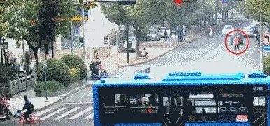 母女违规横穿马路,女司机鸣笛提醒却遭暴扇十几个耳光,你怎么看?