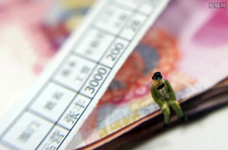 快递员工资条1万多实发只剩56块 为什么会这样？