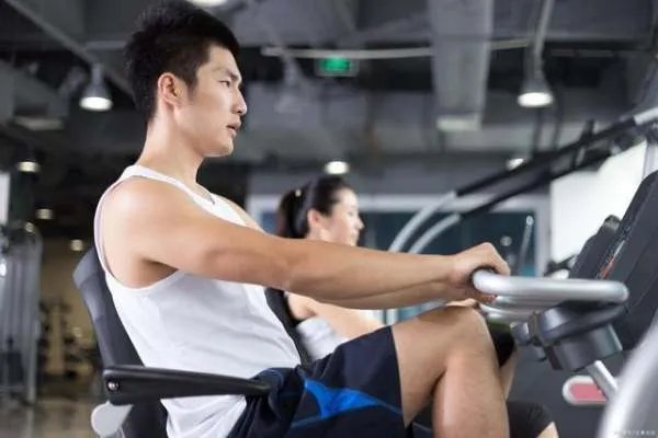 研究称坐着抖腿有助于减肥,抖腿真的能减肥吗?