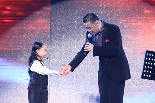 张冯喜达人秀初赛海派清口逗乐观众 周立波欲收徒竟遭拒?