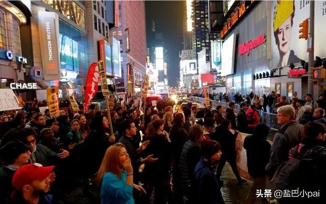 疫情在美国爆发,特朗普却在白宫发布会上强调:美国人民应尽快复工,对此,你怎么看?