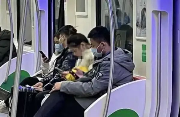 引发关注!武汉一男子乘地铁不戴口罩被同车乘客殴打,这算不算道德绑架?