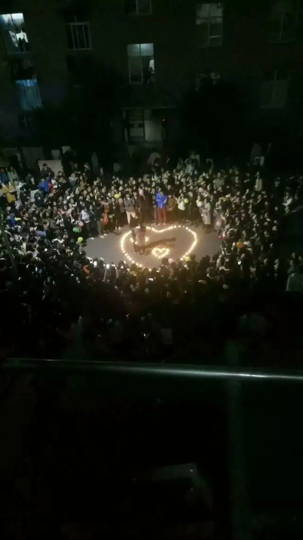 你怎么看待男生在女生宿舍楼下摆蜡烛的告白方式?