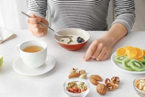 研究称坐着抖腿有助于减肥,抖腿真的能减肥吗?