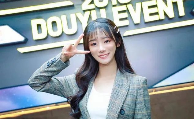 Rookie公布恋情:女友是英雄联盟官方主持人小钰