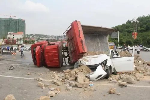 郑州一渣土车侧翻致4人遇难,如何才能避免此类事故再发生?