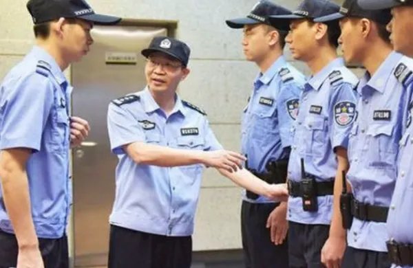 武汉地铁女乘客突发心脏病,辅警狂奔买药急救,你如何看待他的善举?