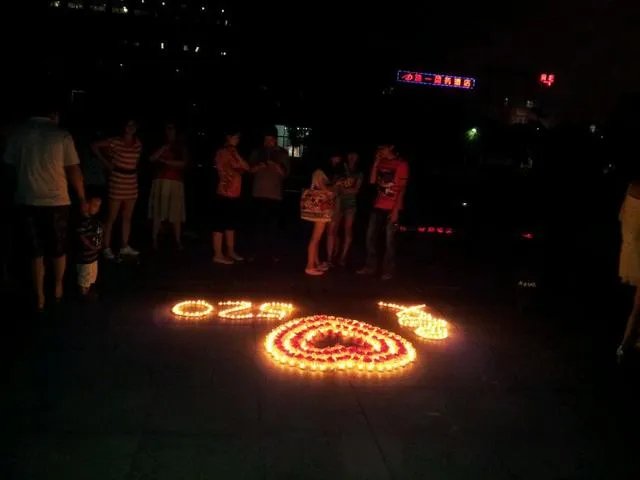 你怎么看待男生在女生宿舍楼下摆蜡烛的告白方式?
