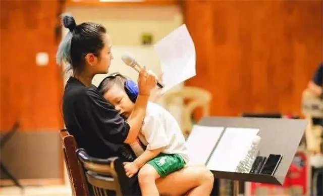 还原何洁离婚官司始末,何洁说孩子我来养,你怎么看?
