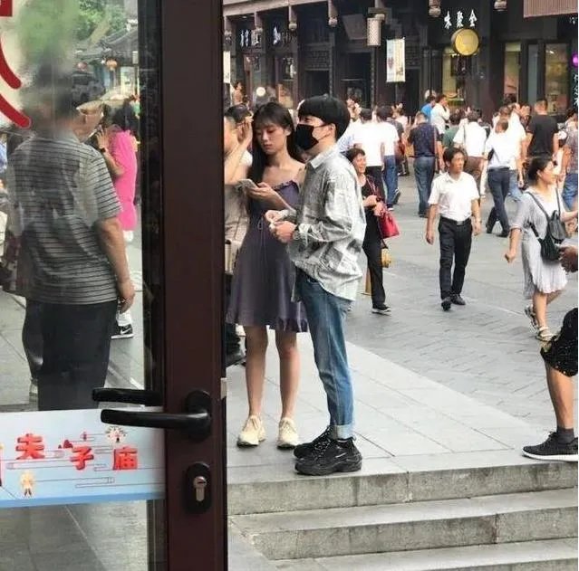 Rookie公布恋情:女友是英雄联盟官方主持人小钰