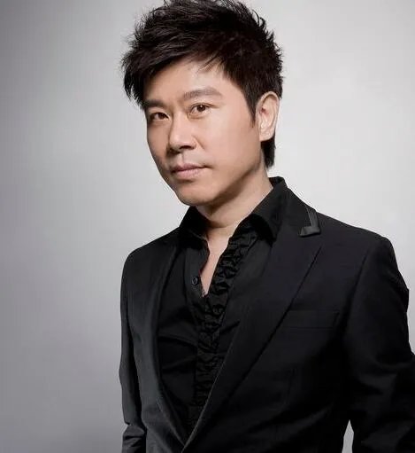伍思凯隔多年开唱重现经典半梦半醒 自曝与老婆连丽全家福