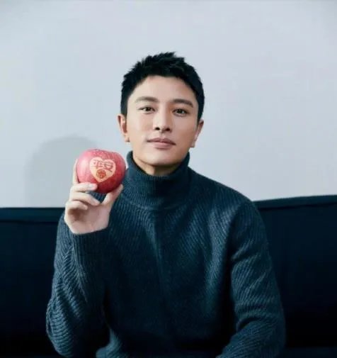 李小璐晒照庆圣诞 甜馨简直贾乃亮翻版