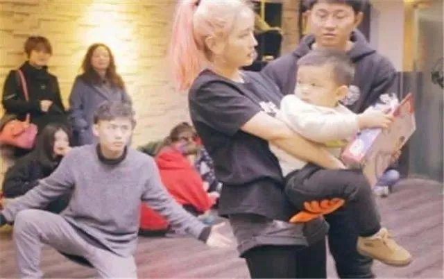 还原何洁离婚官司始末,何洁说孩子我来养,你怎么看?