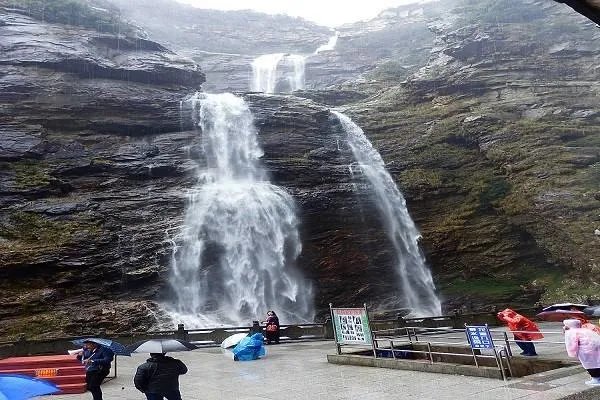 庐山多名游客遭雷击,为什么伤者全都大难不死?