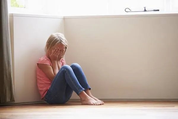 男子暴打三名女童，拍下视频的是谁？