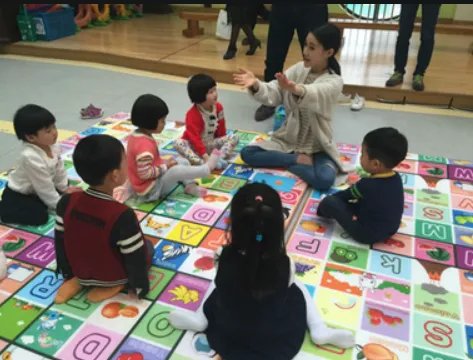 一2岁男童两分钟遭老师掌掴8次一事引关注,此事中有哪些值得关注的信息?