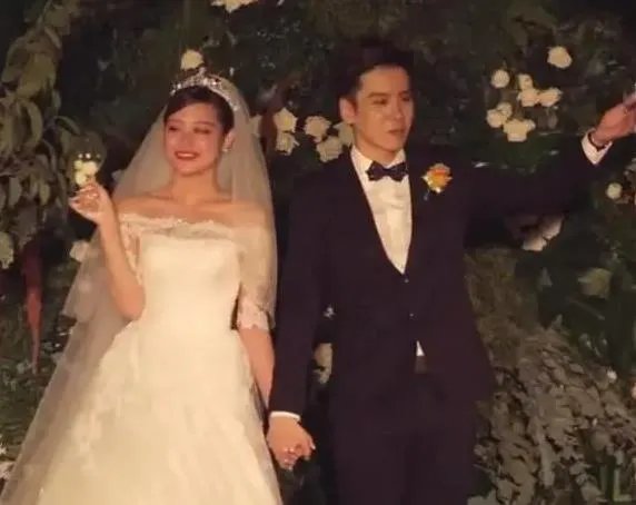 魏哲鸣老婆王岚个人资料照片:魏哲鸣王岚婚纱照