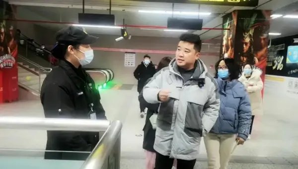 引发关注!武汉一男子乘地铁不戴口罩被同车乘客殴打,这算不算道德绑架?