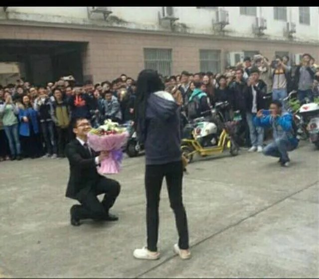 你怎么看待男生在女生宿舍楼下摆蜡烛的告白方式?