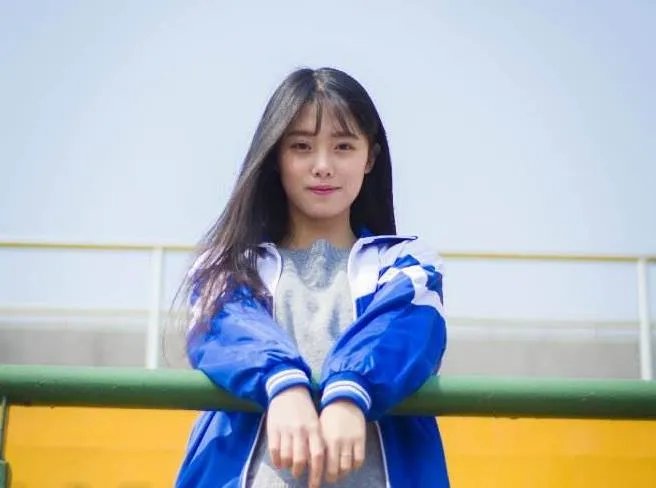 Rookie公布恋情：女友是英雄联盟官方主持人小钰