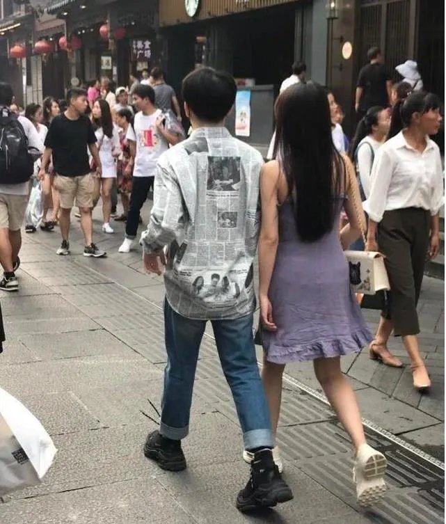 Rookie公布恋情:女友是英雄联盟官方主持人小钰
