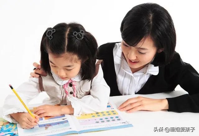 最近网上频出家长抱怨孩子上网课，各种吐槽的情况，孩子学习教育责任到底归老师还是父母？