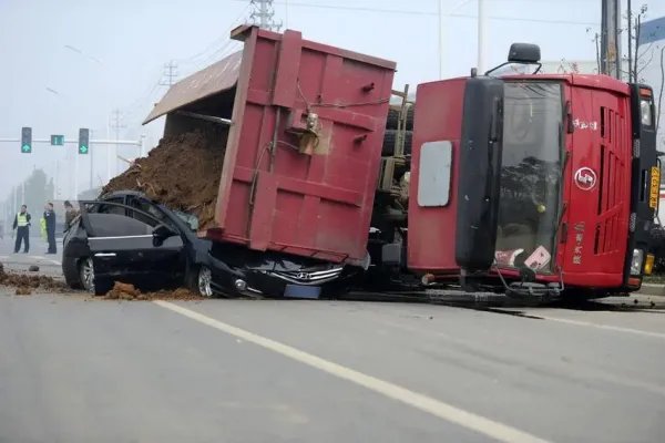 郑州一渣土车侧翻致4人遇难,如何才能避免此类事故再发生?