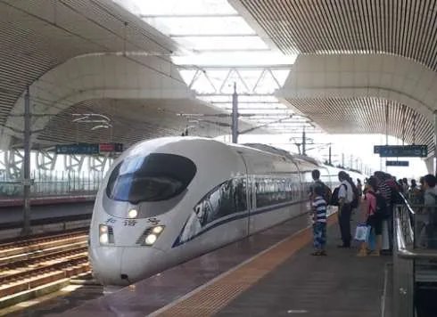 小孩为拍短视频逼停动车30分钟,给列车造成了什么影响?