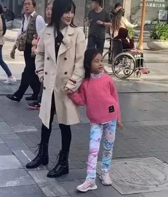 李小璐带甜馨外出,高调出行,女儿被嘲穿得像村姑