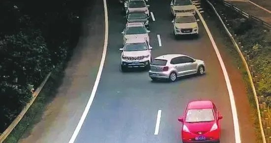 司机在高速逆行6公里,还以为是别人开反了,高速逆行有哪些安全隐患?