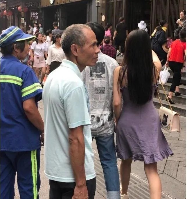 Rookie公布恋情:女友是英雄联盟官方主持人小钰