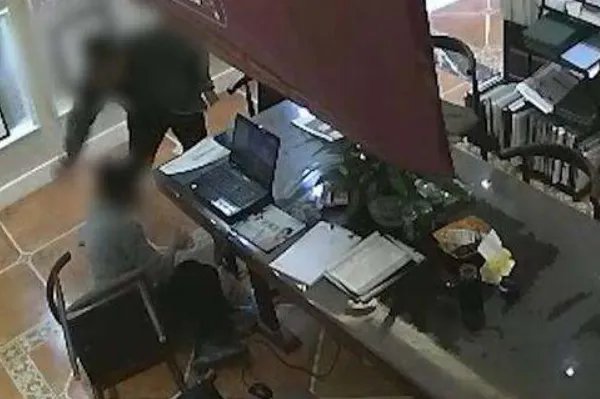 辽宁女子上班时遭前老板上门狂扇巴掌,只因跳槽同行业,她跳槽有错吗?