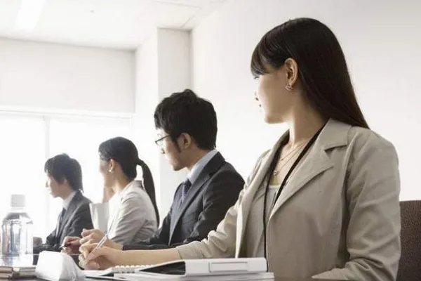 辽宁女子上班时遭前老板上门狂扇巴掌,只因跳槽同行业,她跳槽有错吗?