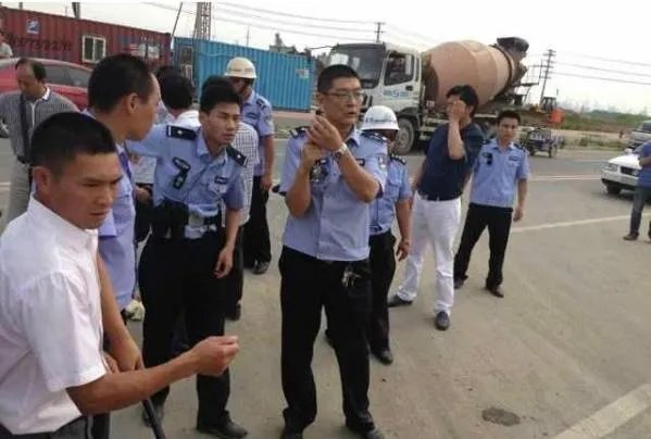 警察拔枪对民工示威 副局长振臂一挥“给我打”