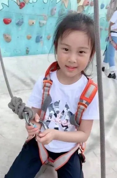 李小璐带甜馨外出,高调出行,女儿被嘲穿得像村姑