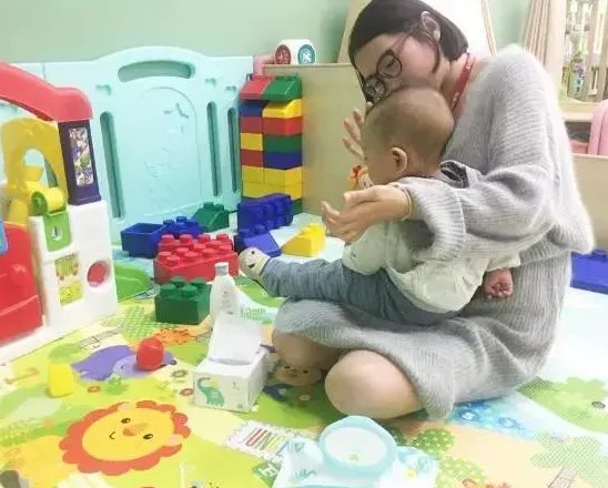 一2岁男童两分钟遭老师掌掴8次一事引关注,此事中有哪些值得关注的信息?
