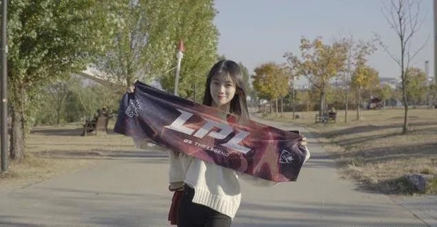 Rookie公布恋情:女友是英雄联盟官方主持人小钰