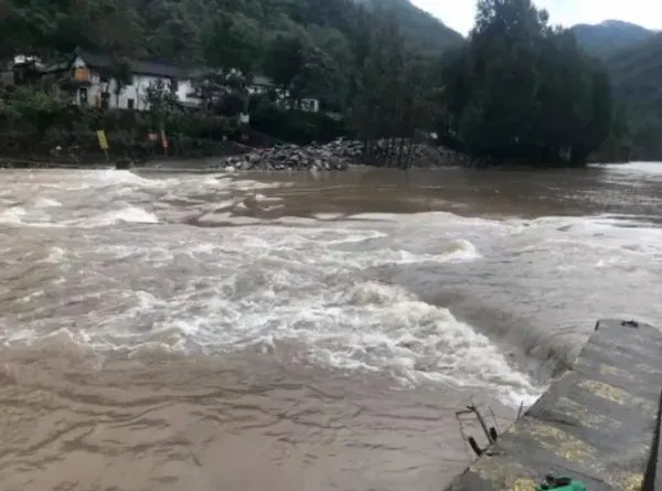 河南2村干部被洪水冲走